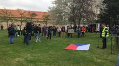 Chcípl PES nechal při protestu válet vlajku po zemi! Nenašli jsme tyč, uvedl