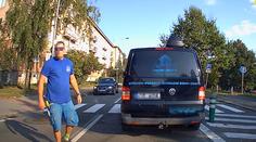 VIDEO: Řidič postavil dodávku na přechod. Naběhl pak na dalšího šoféra