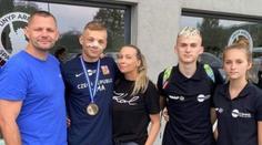 Když jablko nepadá daleko. Synové českého boxera válí v kleci, dcera ve Slavii