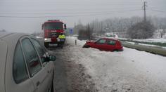 Sníh a ledovka na silnicích: Auta stála na Vysočině i na Plzeňsku