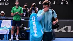 Djokovič rekordmanem Australian Open. Už se chystal domů, pomohla mu skreč