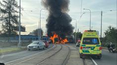 Srážka vlaku a kamionu v Olomouci. Na místě mohutně hořelo