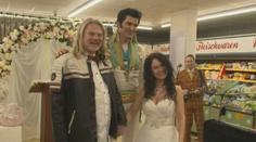 Magické datum, obřad v supermarketu a oddávající Elvis Presley