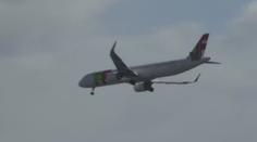 VIDEO: Děsivé přistání. Pilot nemohl dostat letadlo na ranvej