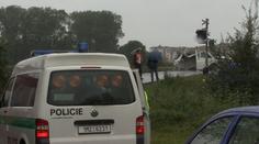Vlak se srazil s autem na přejezdu! Trať byla uzavřena dvě hodiny