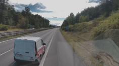 Na D5 vybržďovala dodávka Strabagu kamion. Řidič pak ukazoval vulgární gesta