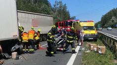 Hromadná nehoda na Berounsku. Řidiče sešrotované dodávky vyprostili hasiči