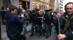 Odsouzený řidič Smetana, který upravoval plakáty politiků, se po demonstraci vydal policii