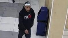 Policie hledá tohoto muže. S nožem měl na nádraží přepadnout cestující