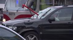 Auto při nehodě prorazilo zábradlí, jeho část prošla předním sklem