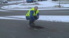 Silnice jsou v zimě samá díra. V ohrožení nejsou jen pneumatiky