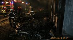 Plameny pohltily chatky a karavany u oblíbené přehrady! Zasahovalo šest jednotek!