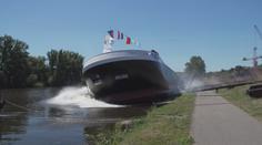 Na Labi spustili obří chemický tanker, měří skoro 100 metrů