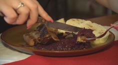 Svíčková nebo vepřo knedlo zelo. Za jídlo v restauracích si pořádně připlatíme