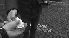 Nic od nich nekupujte! Policie varuje před lidmi, kteří nabízejí zboží na ulici