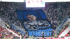 Pastrňák se ukázal v Praze na fotbale. Fandil přímo v kotli Baníku