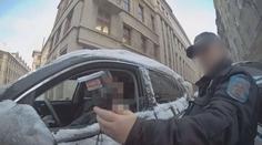 Opilý řidič zastavil uprostřed křižovatky a usnul. Policie ho viděla na kamerách