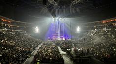 Vánoční koncert se proměnil v pietu. Zpěváci uctili památku studentů