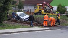 Auto vjelo na přejezd a srazil ho vlak. Chlapec (2) nehodu nepřežil