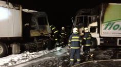 FOTO HRŮZY: U Velvar shořely po nehodě s Audi dva kamiony!