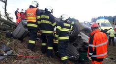 Řidič na Mostecku neudržel auto na silnici, na místě zemřel