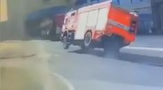 Dramatické video: Cisterna hasičů se řítila ulicí, řidič zatáčku málem nezvládl