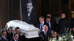 Francie se loučí: Tři prezidenti, motorkáři, zákaz pro Le Penovou