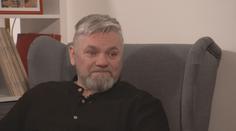 Zpěvák hitu Né, pětku né! se vrací na scénu. Plní přání zesnulého tatínka
