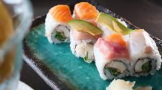 Masivní otrava v sushi restauraci. Onemocnělo sto lidí