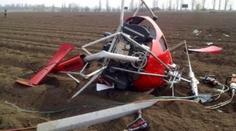 Při pádu vrtulníku zemřel pilot, druhý muž bojuje o život v nemocnici. GALERIE