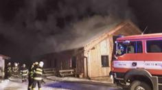 VIDEO: Hasiči bojovali s obřím požárem roubenky! Škoda je obrovská
