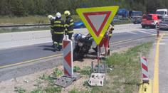 Dvojice motorkářů nabourala do osobního auta. Odvezl je vrtulník