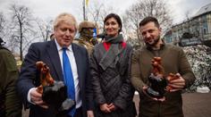 Symbol ukrajinské odolnosti. Johnson a Zelenskyj dostali nečekaný dárek od kolemjdoucí