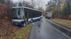 Zfetovaný řidič kamionu smetl ze silnice autobus, šofér se těžce zranil