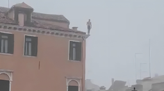 VIDEO: Muž v Benátkách skočil ze střechy do kanálu. Nakopal bych ho, řekl starosta