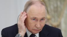 Putin má na krku pořádný skandál. Před zraky všech políbil teprve 10letou dívku