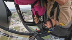 Do Česka zavítal legendární pilot. Reportérce obrátil svět vzhůru nohama