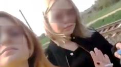 Naďa a Máša se procházely po kolejích, za okamžik je smetl vlak