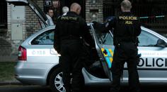 Zloději plechů uvízli na střeše lázní Kyselka. Sundali je až hasiči