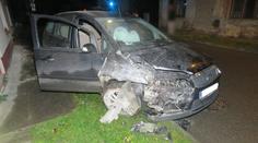 Školák si "půjčil" tátovo auto, vzápětí ho rozbil o dům! VIDEO