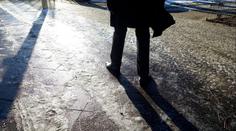 Padající sníh ze střech i kluzké chodníky. Experti řekli, kdo je za škody odpovědný