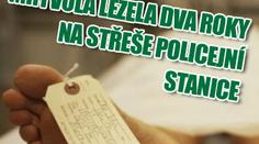 Policisté se zbavili mrtvoly, uložili ji na střechu stanice