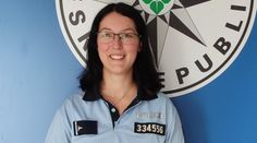 Zoufalá žena se chtěla oběsit na šále. Policistka s ní vyjednávala na stromě