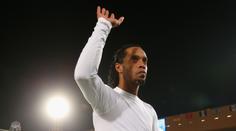 Ronaldinho přišel o postup i o dres. A ještě ho obrali o kopačky!