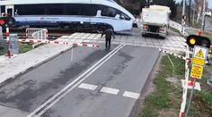 VIDEO: Muž zastavil na železničním přejezdu. Srážka s vlakem byla fatální