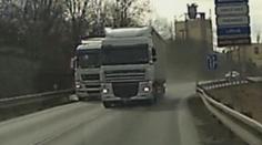 VIDEO: Kamion osobní auto minul jen těsně, policie našla řidiče