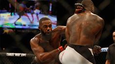 Jon Jones se do UFC vrátil vítězně. Tohle ale není pravý pás, řekl