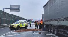Dálnici D1 zablokovala vážná nehoda. Po srážce náklaďáků jeden mrtvý