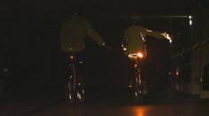 Revoluce pro cyklisty: Chytrá bunda má dokonce i blinkry
