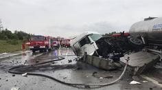 Cisterna začala po nehodě hořet, dálnice D1 byla neprůjezdná